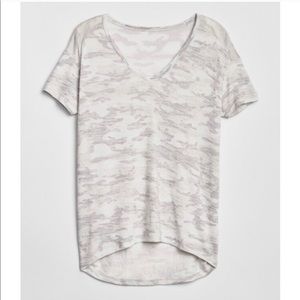 GAP Softspun Camo Print V-Neck Top Size L.